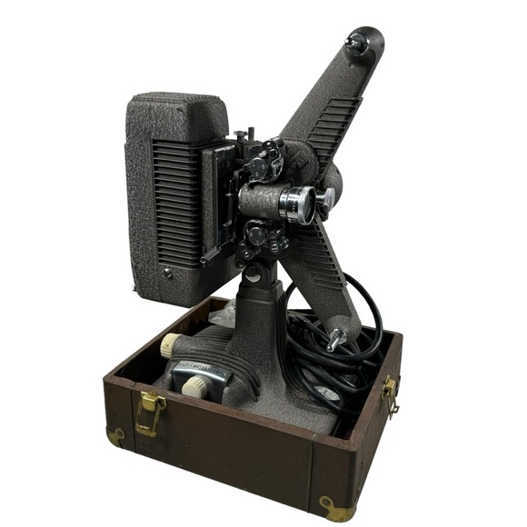 Revere Model 48 16mm Film Projector w/Original Hard Case & Cord - Picture 2 of 16